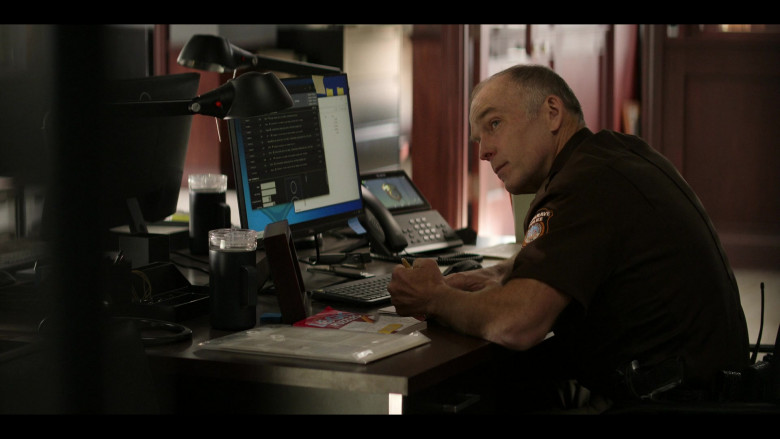 Dell Monitor in Reacher S01E01 Welcome to Margrave (2022)