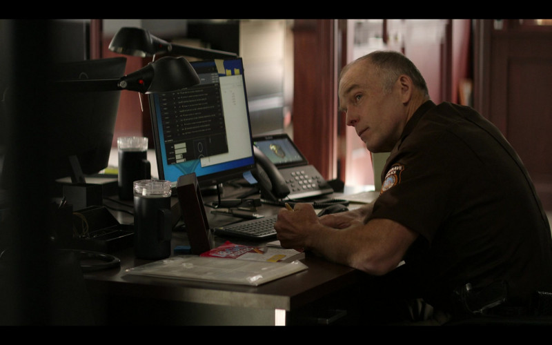 Dell Monitor in Reacher S01E01 Welcome to Margrave (2022)