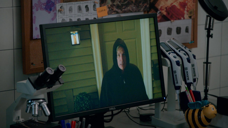 Dell PC Monitors in Murderville S01E02 Triplet Homicide (2)