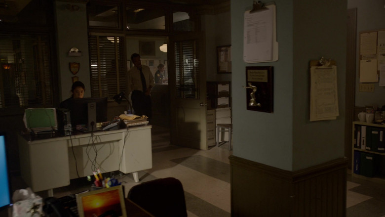 Dell PC Monitors in Murderville S01E02 Triplet Homicide (3)