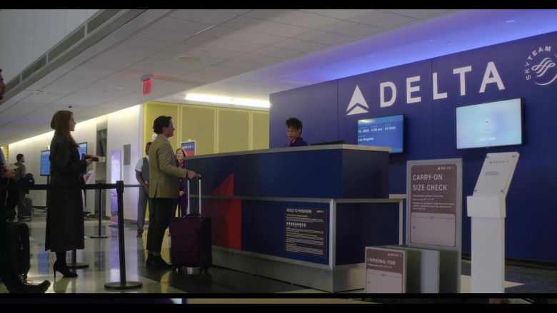 Delta Air Lines in Inventing Anna S01E07 Cash on Delivery (1)