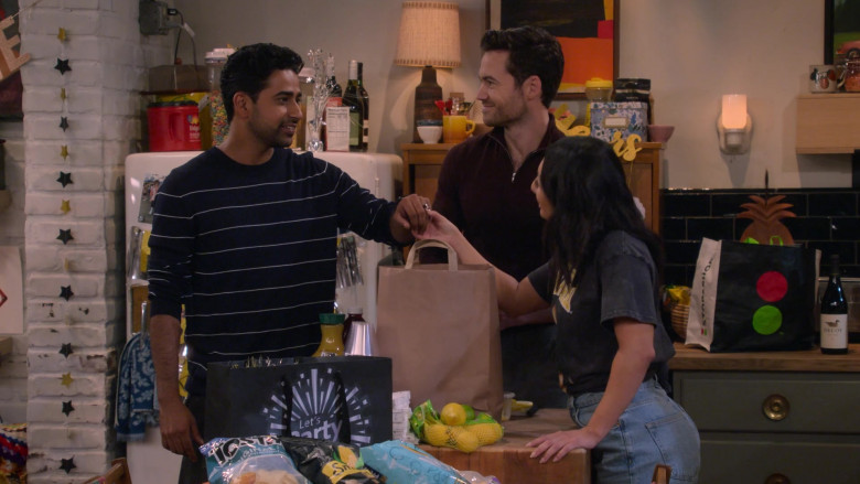 Folgers Coffee, Tostitos Chips, Smartfood Popcorn, Stop & Shop Bag, Decoy Wine in How I Met Your Father S01E04 Dirrty Thirty (2022)