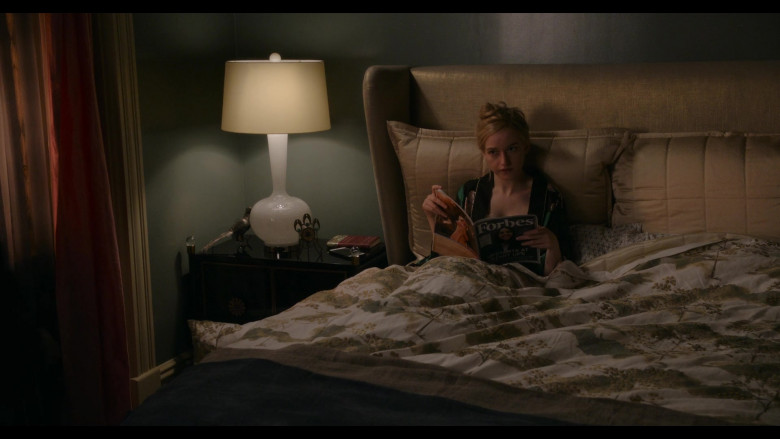 Forbes Magazine Held by Julia Garner as Anna Delvey in Inventing Anna S01E03 Two Birds, One Throne (2022)