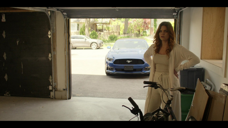 Ford Mustang Blue Convertible Car in Reacher S01E04 In a Tree (2)