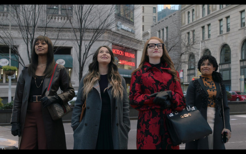 Gucci Black Leather Bag of Julia Garner as Anna Delvey in Inventing Anna S01E05 Check Out Time (2022)