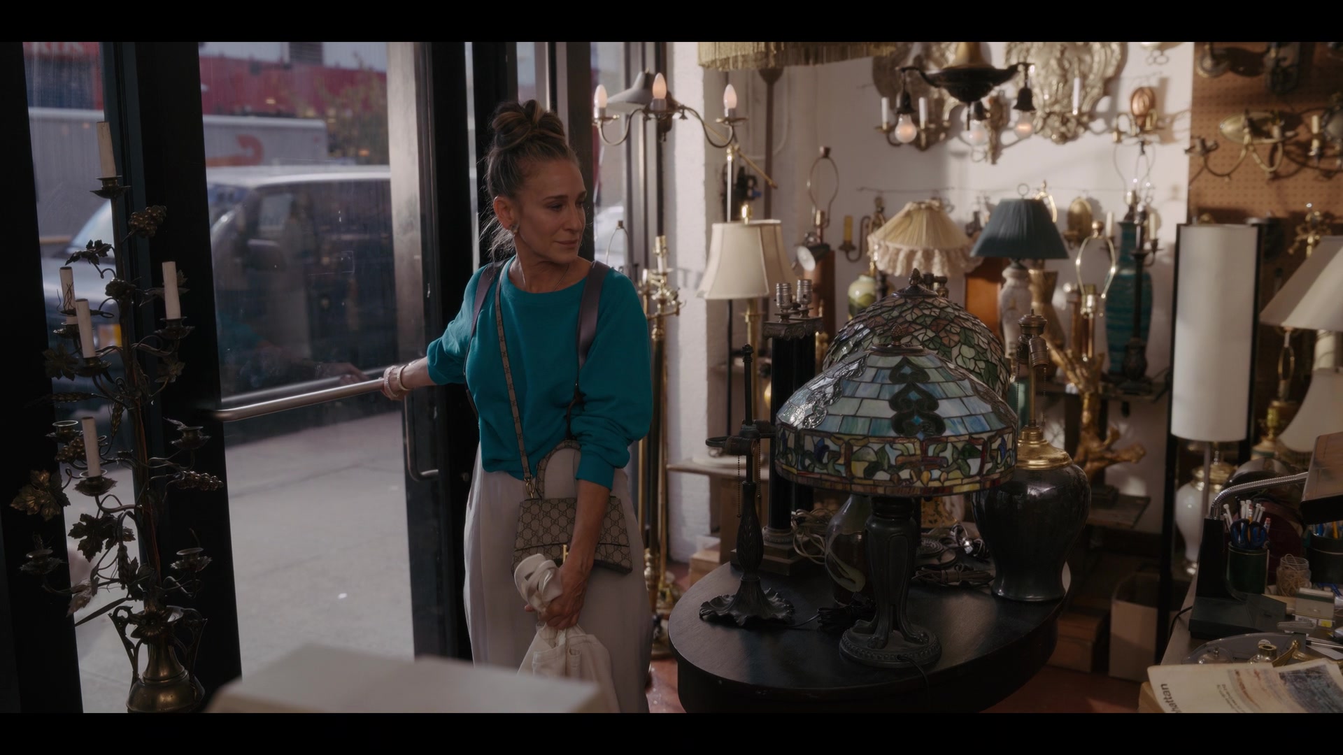 Gucci x Balenciaga Hourglass Bag worn by Carrie Bradshaw (Sarah Jessica  Parker) as seen in And Just Like That… (S01E03)
