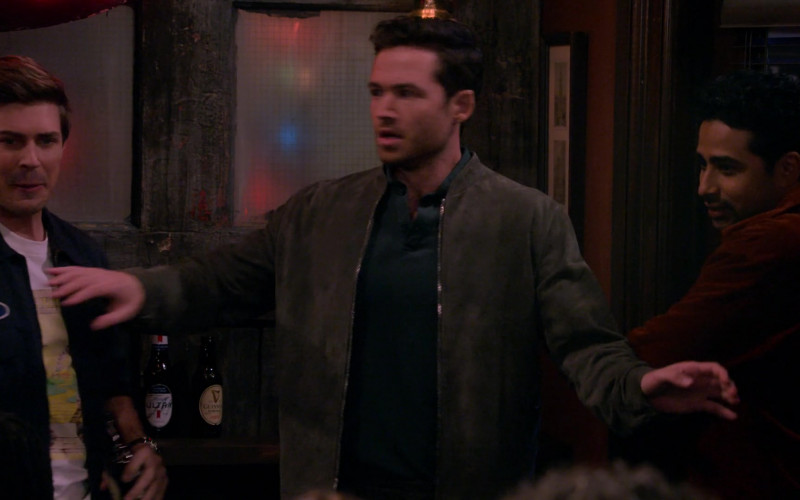 Guinness Beer Bottle in How I Met Your Father S01E05 The Good Mom (2022)