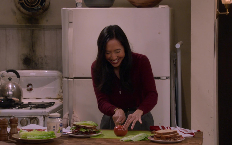 Hellmann’s Vegan Mayonnaise of Tien Tran as Ellen in How I Met Your Father S01E05 The Good Mom (2022)