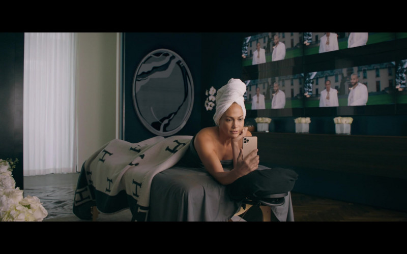 Hermes Blanket of Jennifer Lopez as Kat Valdez in Marry Me