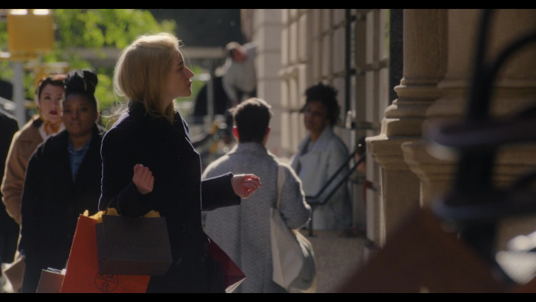 Hermes and Louis Vuitton Store Bags of Julia Garner as Anna Delvey in Inventing Anna S01E02 The Devil Wore Anna (2022)