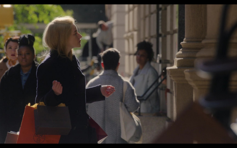 Hermes and Louis Vuitton Store Bags of Julia Garner as Anna Delvey in Inventing Anna S01E02 The Devil Wore Anna (2022)