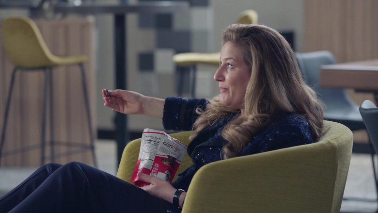 Hershey's barkTHINS Snacking Chocolate Enjoyed by Ana Gasteyer as Katherine Hastings in American Auto S01E07 Recall (2)