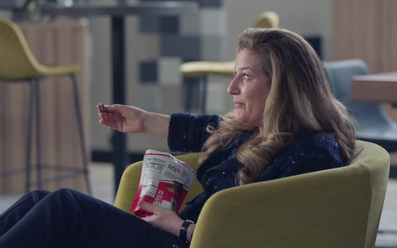 Hershey’s barkTHINS Snacking Chocolate Enjoyed by Ana Gasteyer as Katherine Hastings in American Auto S01E07 Recall (2)