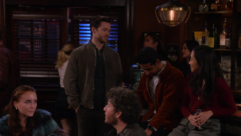 Jack Daniel’s Tennessee Whiskey in How I Met Your Father S01E05 The Good Mom (2022)