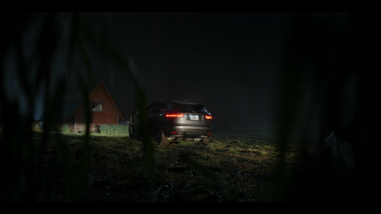 Jaguar F-pace Car of Alan Ritchson as Jack Reacher in Reacher S01E03 Spoonful (5)