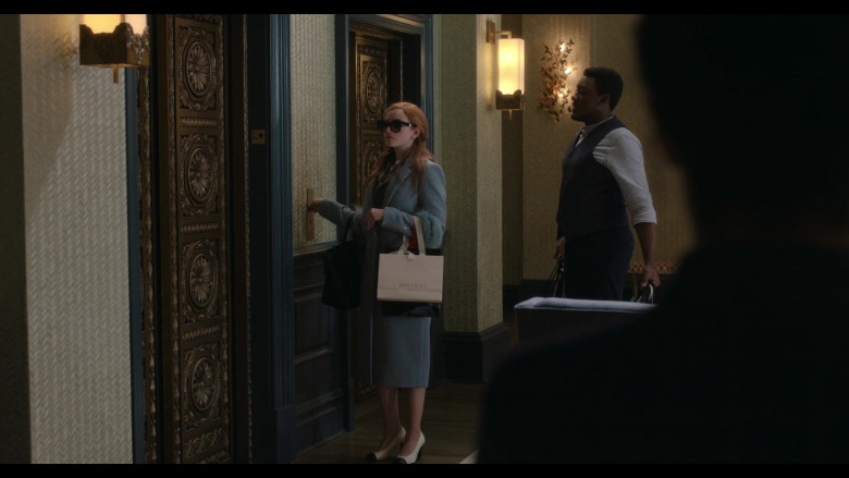 Jimmy Choo Bag Held by Julia Garner as Anna Delvey in Inventing Anna S01E05 Check Out Time (2022)
