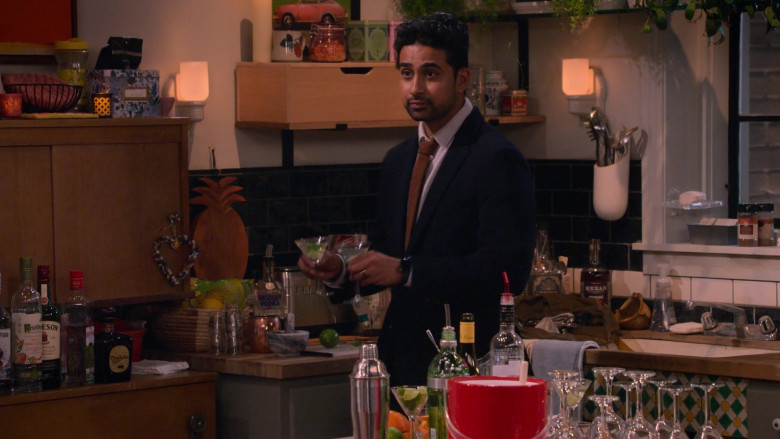 Ketel One Vodka, Jameson Whiskey, Beefeater Gin, Don Julio Tequila, Absolut Vodka, Mezan Rum in How I Met Your Father S01E04 Dirrty Thirty (2022)