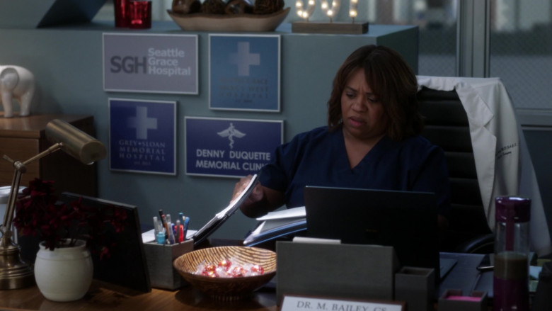 Microsoft Surface Laptop in Grey's Anatomy S18E09 No Time to Die (2022)