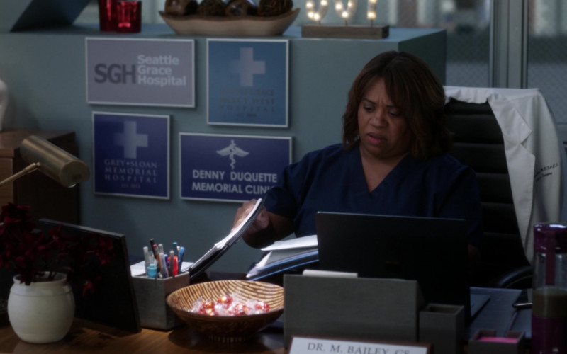 Microsoft Surface Laptop in Grey's Anatomy S18E09 No Time to Die (2022)