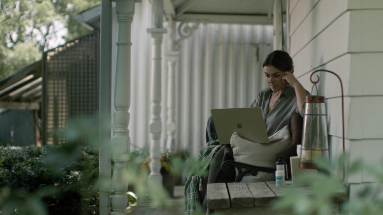 Microsoft Surface Laptop of Serinda Swan as Dr. Jenny Cooper in Coroner S04E05 Degargoony (2022)