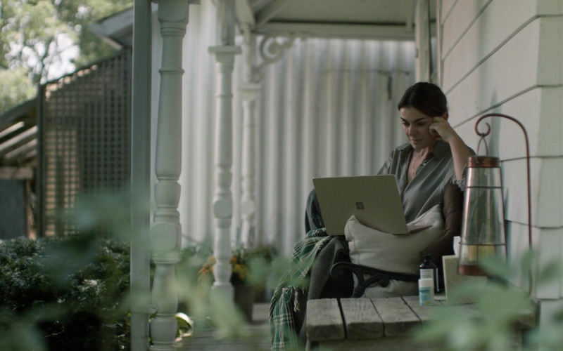 Microsoft Surface Laptop of Serinda Swan as Dr. Jenny Cooper in Coroner S04E05 Degargoony (2022)