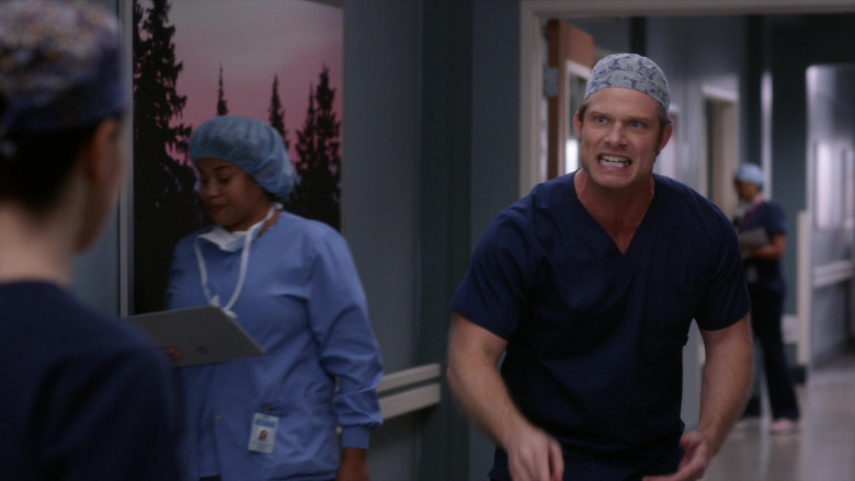Microsoft Surface Tablet in Grey's Anatomy S18E09 No Time to Die
