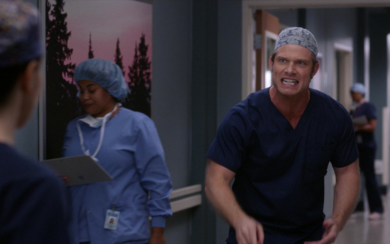 Microsoft Surface Tablet in Grey's Anatomy S18E09 No Time to Die