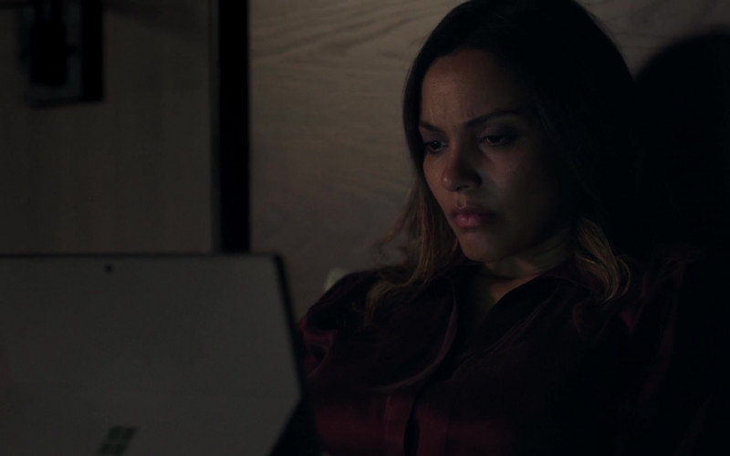 Microsoft Surface Tablets in The Resident S05E13 Viral (1)
