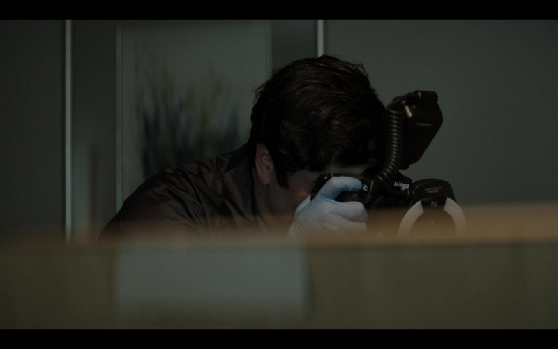 Nikon Camera in Reacher S01E07 Reacher Said Nothing (2022)