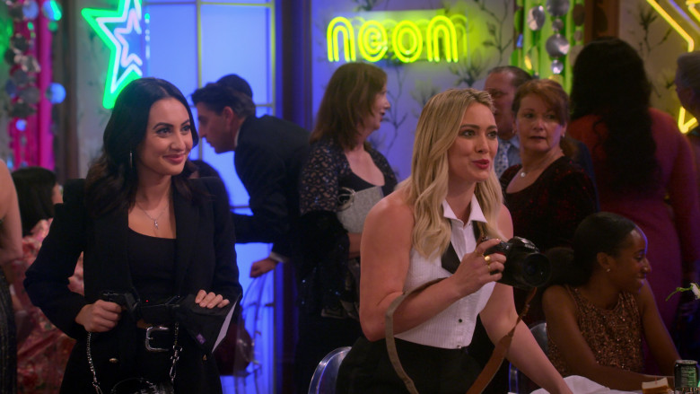 Nikon Camera of Hilary Duff as Sophie in How I Met Your Father S01E07 Rivka Rebel (1)