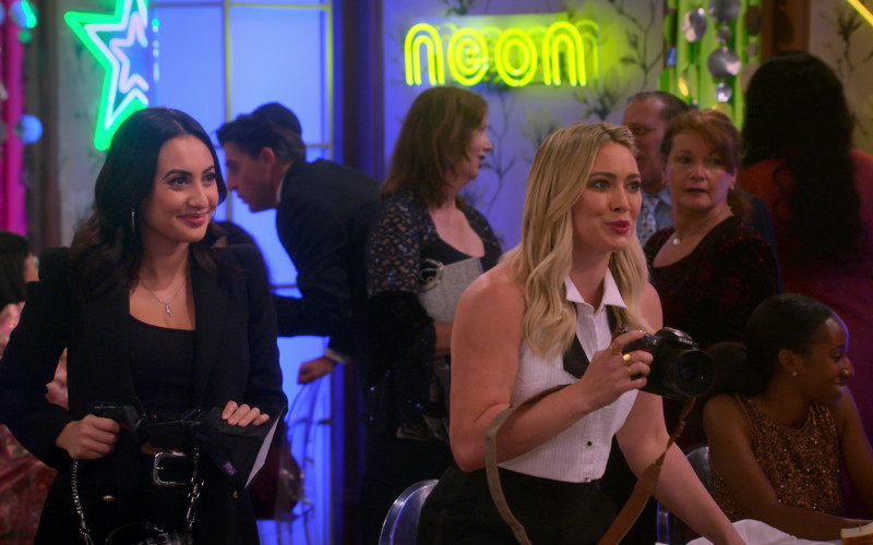 Nikon Camera of Hilary Duff as Sophie in How I Met Your Father S01E07 Rivka Rebel (1)