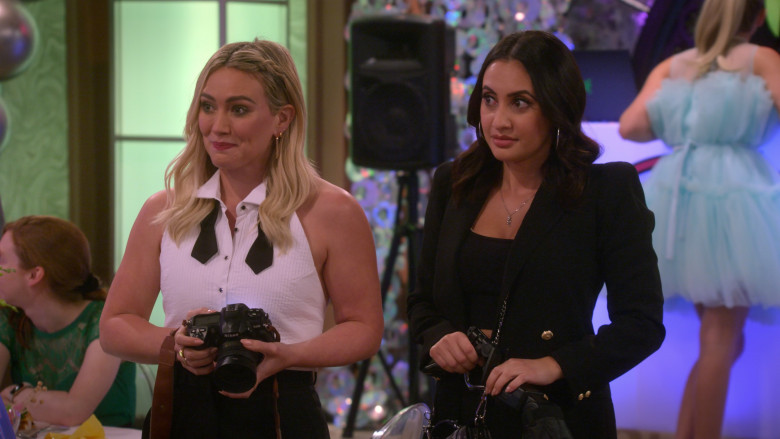 Nikon Camera of Hilary Duff as Sophie in How I Met Your Father S01E07 Rivka Rebel (2)