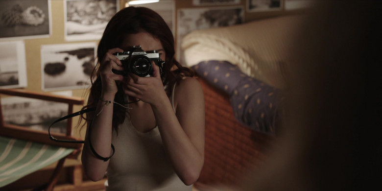 Olympus Camera of Joey King as Tessa in The In Between (3)