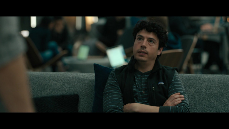Patagonia Fleece vest of Jon Bass as Garrett Camp in Super Pumped The Battle For Uber S01E01 Grow or Die (2022)