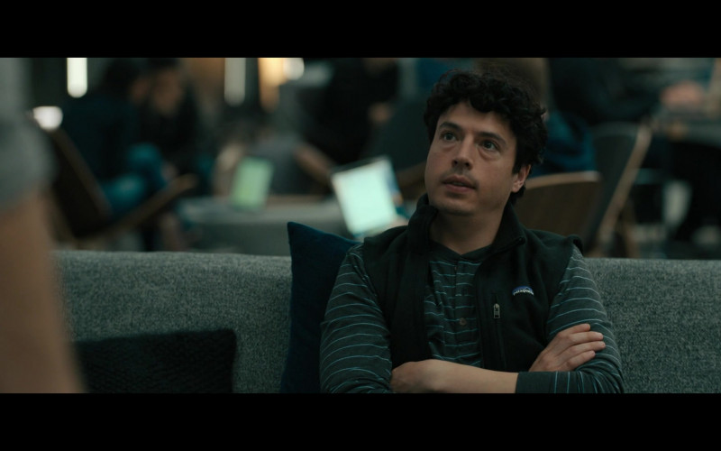 Patagonia Fleece vest of Jon Bass as Garrett Camp in Super Pumped The Battle For Uber S01E01 Grow or Die (2022)