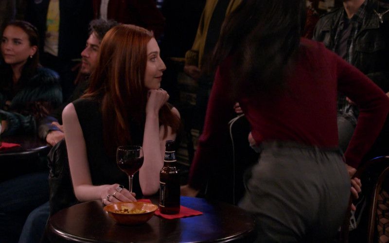 Peroni Beer Bottle in How I Met Your Father S01E05 The Good Mom