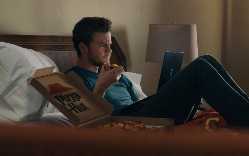 Pizza Hut Pizza Enjoyed by Jack Quaid as Richie Kirsch in Scream (2022)