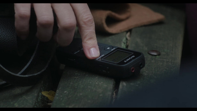 Sony Dictaphone in Inventing Anna S01E06 Friends in Low Places (2022)