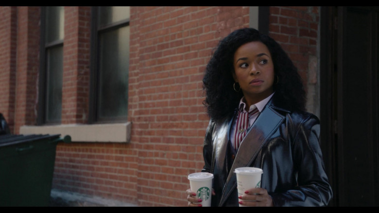 Starbucks Coffee Held by Alexis Floyd as Neff in Inventing Anna S01E02 The Devil Wore Anna (1)