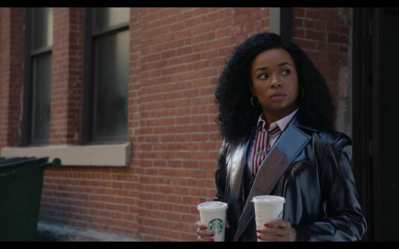 Starbucks Coffee Held by Alexis Floyd as Neff in Inventing Anna S01E02 The Devil Wore Anna (1)