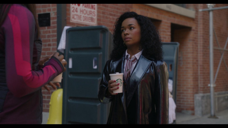 Starbucks Coffee Held by Alexis Floyd as Neff in Inventing Anna S01E02 The Devil Wore Anna (2)