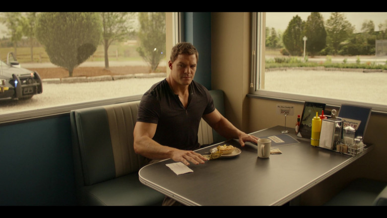 Tabasco Hot Sauce in Reacher S01E01 Welcome to Margrave (2022)