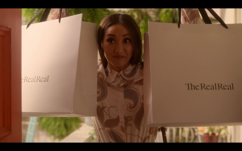 The RealReal Marketplace Shopping Bags Held by Brenda Song as Madison Maxwell in Dollface S02E06 Space Cadet (2022)