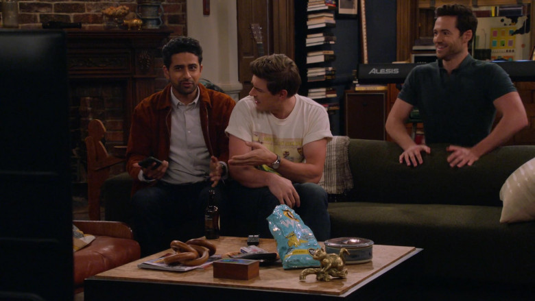 Wise Snacks Potato Chips Enjoyed by Suraj Sharma as Sid & Christopher Lowell as Jesse in How I Met Your Father S01E05 The Good Mom 2022 (2)