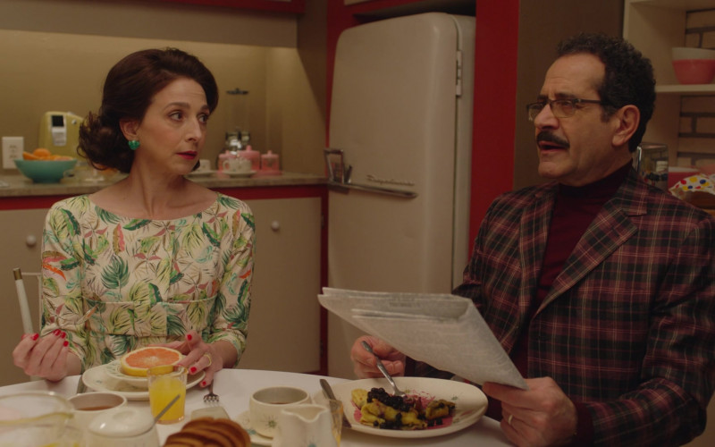 Wonder Bread in The Marvelous Mrs. Maisel S04E03 Everything Is Bellmore (2022)