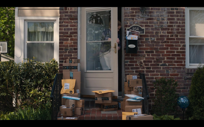 Amazon and HSN Packages in Life & Beth S01E04 "Pancakes" (2022)