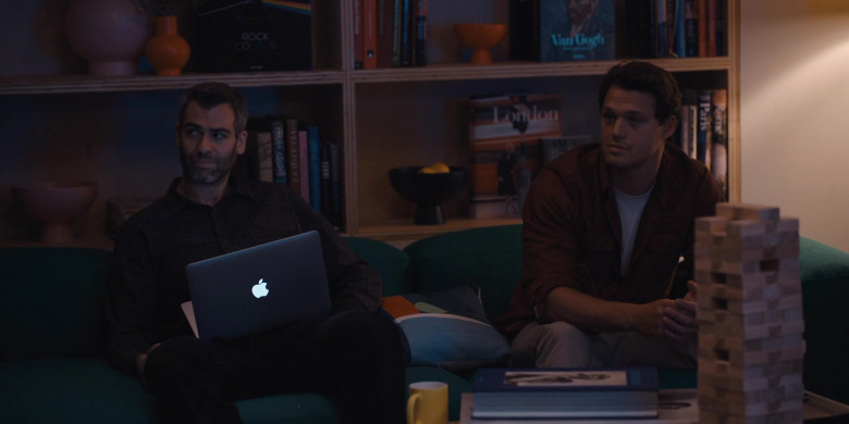 Apple MacBook Laptop Computers Used by Cast Members in WeCrashed S01E04 TV Series 2022 (2)