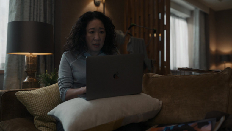Apple MacBook Laptop Used by Sandra Oh as Eve Polastri in Killing Eve S04E02 Don’t Get Eaten (2022)