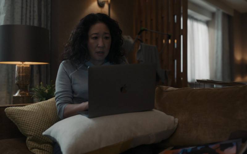 Apple MacBook Laptop Used by Sandra Oh as Eve Polastri in Killing Eve S04E02 Don’t Get Eaten (2022)