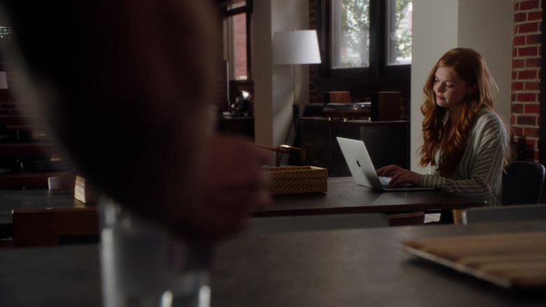 Apple MacBook Laptop in 9-1-1 S05E11 Outside Looking In